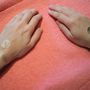 Osztott személyiség: a bal kézre az utazós szettből került fel két tetoválás, a jobb kézre pedig a glamgoth darabok közül. 