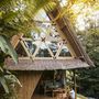 Ki ne álmodott volna még arról, hogy az Ízek, imák, szerelmek Elizabethjéhez hasonlóan elutazik Balira, és egy pálmaliget közepén fog élni? Van egy jó hírünk! Ennek a folyóparti kunyhónak a szépsége nem csak a csodálatos környezetben rejlik, ez Bali első bambuszháza, ami az Eco Bamboo Home projekt keretein belül épült meg minden részletében a legfenntarthatóbb építőanyagból. 