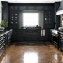 Ennél a hatalmas konyhánál nincs olyan probléma, hogy a sötét színek összenyomnák a teret, ráadásul a jó méretű ablak is segít világosan tartani a helyiséget. Így a bútor és a fal színe is lehet merészen sötét. 