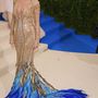 Blake Lively kék tollakban végződő aranyruháját az Atelier Versace készítette.


