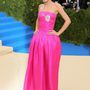 Klasszikus szabású Chanel estélyi rózsaszínben Lily Rose Deppen, aki egyébként a luxusmárka új illatának az arca is a szezonban.