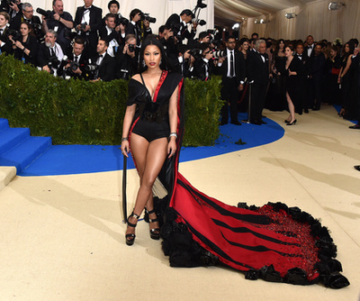 Nicki Minaj egy személyre szabott H&M palástot húz maga után.