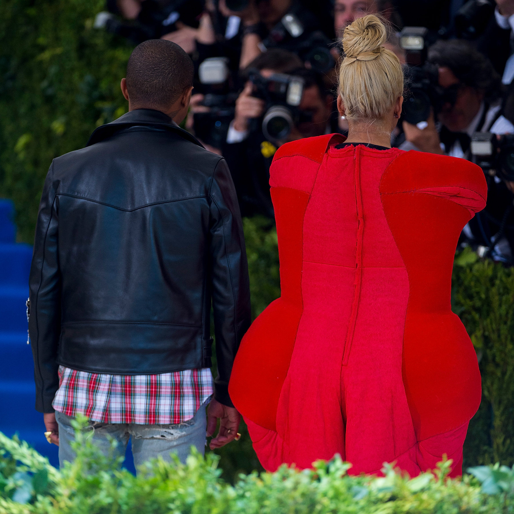 Nicki Minaj egy személyre szabott H&M palástot húz maga után.