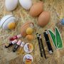 A tojásalakú dobozokban pl hámlasztó van, emlybe valóban kevertek apróra őrölt tojáshéjat. (4190 forint)