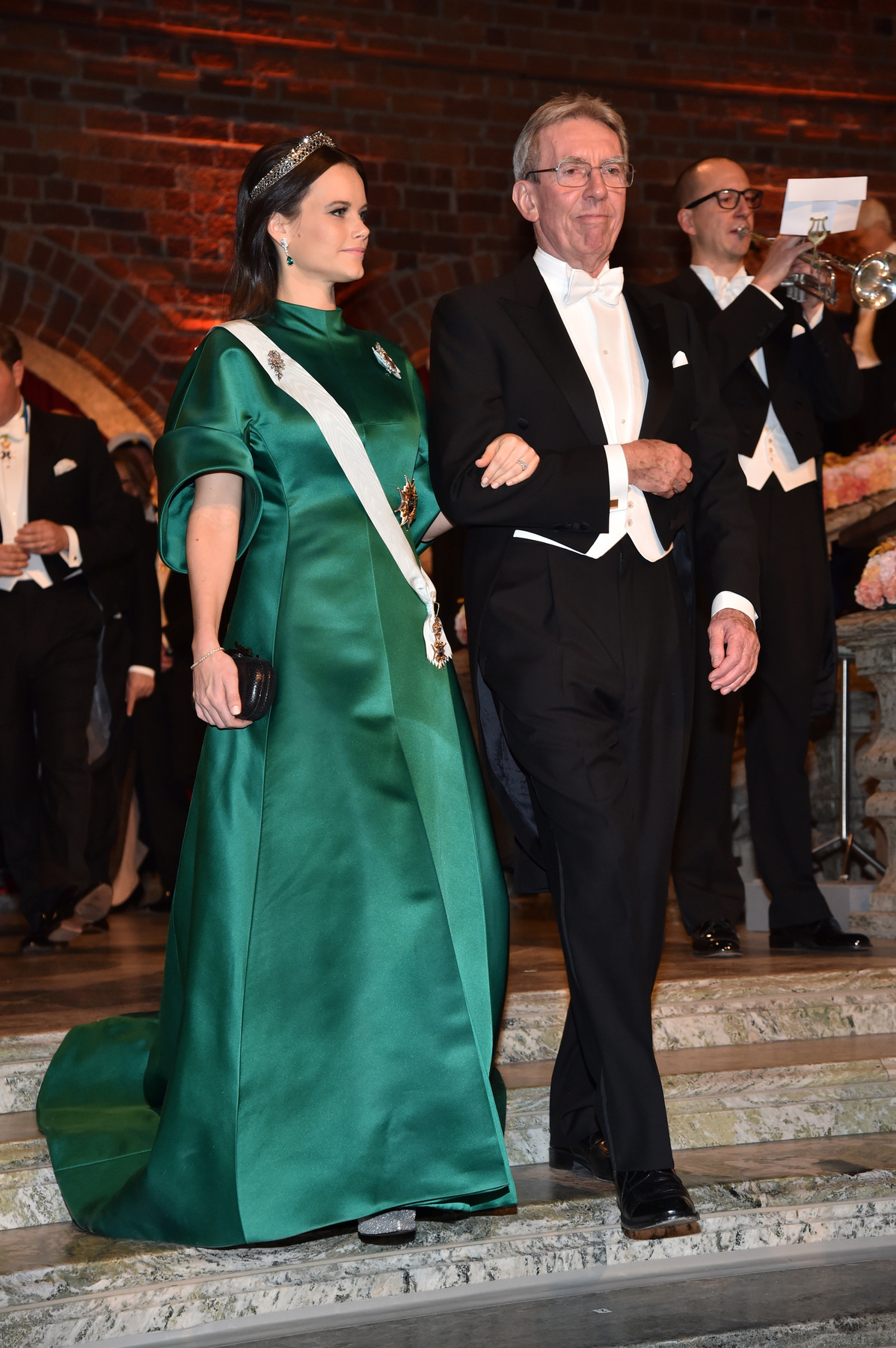 Szonja norvég királyné és V.Harald norvég király 80. születésnapján viselte ezt az Alexis által tervezett maxiruhát, ami 792 dollárba, körülbelül 218 ezer forintba kerül az üzletekben.


