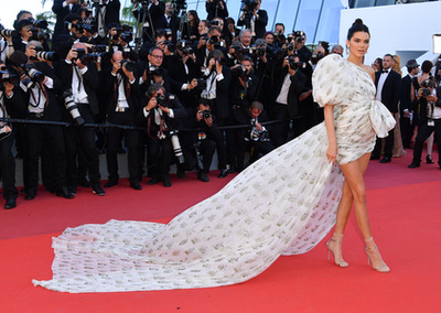 Naná, hogy a 47 éves Naomi Campbell is tollas ruhában ünnepelt Cannesban.
