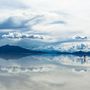 A Salar de Uyuni a világ legnagyobb kiterjedésű és egyben legmagasabban fekvő felszíni sómezeje. Sós mocsárként illetve sós sivatagként is meghatározható, mivel általában száraz, viszont időszakosan néhány cm-es vízréteg borítja, ilyenkor így tükröződik rajta az ég. Bolíviában, az ország délnyugati részén, az Andok hegyvonulatai közötti medencében fekszik. Forrás: Wikipedia
