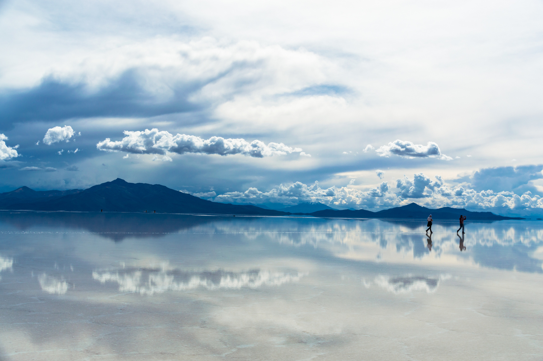 A Salar de Uyuni a világ legnagyobb kiterjedésű és egyben legmagasabban fekvő felszíni sómezeje. Sós mocsárként illetve sós sivatagként is meghatározható, mivel általában száraz, viszont időszakosan néhány cm-es vízréteg borítja, ilyenkor így tükröződik rajta az ég. Bolíviában, az ország délnyugati részén, az Andok hegyvonulatai közötti medencében fekszik. Forrás: Wikipedia