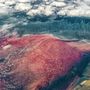 Tanzánia Nátron-tava mély, vörös színéről ismert. Algák színezik a sós vizet, júliustól novemberig idevonzva több millió flamingót. 