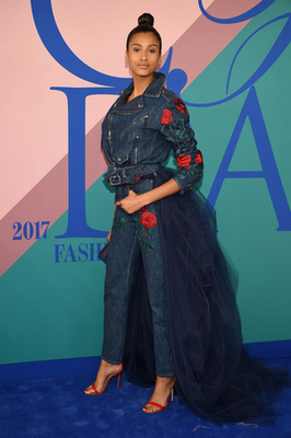 A feminista brit modell, Adwoa Aboah arany csizmával viselte a Coach visszafogott kockás ruháját és hosszított fazonú kabátját.


