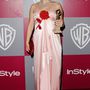 A 2010-es évek első felében ilyen romantikus stílusú kismama ruhát viseltek az olyan A-listás hírességek, mint például Natalie Portman, aki a 2011-es Golden Globe-díjátadón jelent meg a rózsával díszített estélyiben.