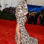 Kim Kardashian komolyan vette Pataki Attila szavait és tényleg megpróbált a tapétával összebújni a 2013-as Met-gálán. A lábvillantós virágos csodát egyébként a Givenchy tervezte.

