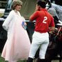 Gyöngy choker nyaklánc, pasztellrózsaszín ruha és fehér kardigán Diana hercegnőn 1982-ben Windsorban.

