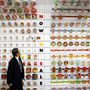 Kevés múzeumba szeretnék annyira bejutni, mint a Momofuku Ando által alapított osakai Instan Ramen Múzeumba. 500 japán jen, kb. 1200 a belépő, azért a pénzért egy instant ramen műhelyben is főzhetünk zacskós levest, de benézhetünk a “tésztagyárba” is, ahol az előre legyártott hozzávalókból (ízesítők) elkészíthetjük a saját személyre szabott tésztánkat.

