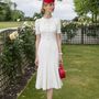 Az orosz híresség, Tatiana Korsakova megadta a módját a lóversenyezésnek, a vintage stílusú ruhát a Dolce & Gabbanánál, a kalapot Arturo Riosnál, a táskát Buwood-nál, a cipőt pedig Christian Louboutinnál szerezte be.
