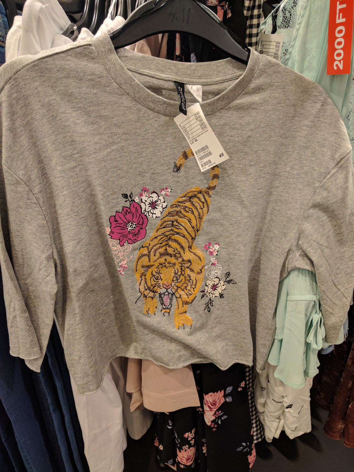 A H&M-ben meg elnagyolták a tigris arcát. De ez semmi ahhoz képest, hogy milyen szoknya-nadrágot lehet kapni az aluljáróban!