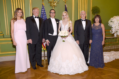 Ebben a katonai egyenruhára emlékeztető Michael Kors kosztümben fogadta az argentín elnököt és nejét áprilisban.