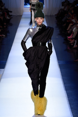 Fura, de a Viktor & Rolf majdnem olyan lábbelit mutatott be az haute couture héten, mint amilyet Rihanna tervezett a Pumának.