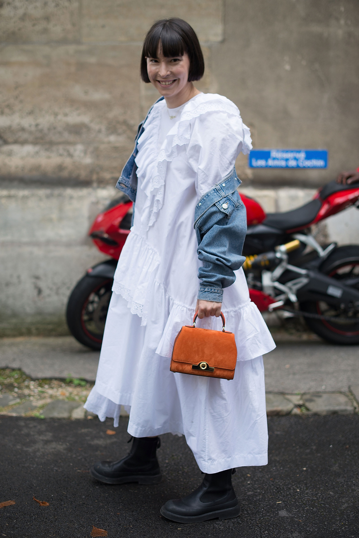 A 90-es évek stílusát idéző ujjatlan fehér ruha és lapos talpú szandál Elizabeth von Guttmanon.
