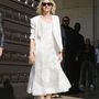 Bézs szandál fehér nyári ruhával és blézerrel Naomi Wattson.