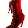 Konyhásnéni csizmára emlékeztető piros fűzős cipő a Giambattista Valli kifutóján.