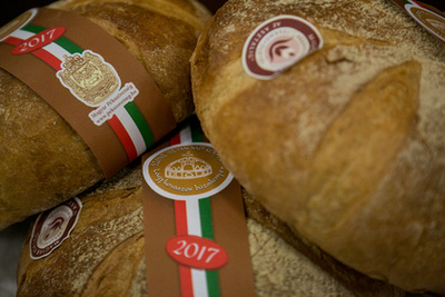 Szintén az augusztus 19-20 között megrendezésre kerülő Magyar Ízek Utcáján lehet megkóstolni a Szent István napi kenyeret.