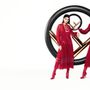 Kendall Jenner és Gigi Hadid egy körbe szorult F betű előtt reklámozzák a Fendit. Az olasz márka szerint is pirosban töltjük az őszt.