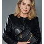 A Louis Vuitton ki nem hagyta volna a táskát szorongató Catherine Deneuve-t  a kampányából.