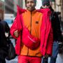 Asap Rocky narancssárga, cipzáras Calvin Klein polárfelsőben és pufidzsekiben a februári divathéten New Yorkban.

