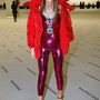 A divatvilág másik meghatározó arca, Anna Dello Russo flitteres kezeslábassal vette fel a piros Balenciaga dzsekit Párizsban.

