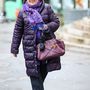A brit Vogue 73 éves szerkesztője, Suzy Menkes lila pufidzsekiben sétált a párizsi divathéten.

