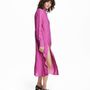 Szeretjük a H&M lilás-rózsaszín ingruháját, ami nem csak papucscipővel, de bokacsizmával is jól mutat majd az ősszel. A nőies darabért 15.990 forintot kérnek a svéd fast-fashion boltban.