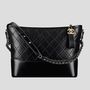 A Chanel Kristen Stewarttal reklámozza “Small hobo bag” néven futó darabját, ami a márka kultikus darabjai mellett lesz kapható az üzletekben. A dupla C logóval ellátott, steppelt láncos táskát 2650 fontra, körülbelül 886.656 forintra árazta be a francia divatház.