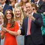 “Vilmos valamivel világosabb piros nyakkendőt visel, azért a hangsúly Katalinon van” - jegyzi meg a stylist a hercegné két évvel ezelőtti, wimbledoni egyrészeséről.  Wimbledonban egyébként nincs hivatalos dress code, de a nézőket arra ösztönzik, hogy elegánsan érkezzenek, különösen a Royal Boxba.