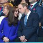 A mintás nyakkendő remekül kiegészíti Katalin hercegné kék Reissen kabátját, amit a 2015-ös rögbi világbajnokságon viselt Twickenhamben. Egyébként a hercegné ezen az eseményen jelent meg először nyilvánosan Charlotte hercegné születését követően.