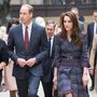 A stylist szerint ebben az esetben túlságosan zavaró lett volna, ha Vilmos herceg nyakkendőjén visszaköszönt volna Katalin hercegné ruhájának mintája. A pár 2017 márciusában öltözött így össze Párizsban.