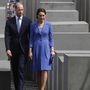 A hercegné kék kabátruhában, Vilmos herceg pedig kék-fehér mintás nyakkendőben látogatott el a berlini Holokauszt emlékműhöz idén júliusban.
