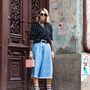 Gucci zokni ls Balenciaga papucscipő Ana Areshidze tervezőn a Tbilisi divathéten.


