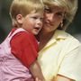 Mallorca, 1987 augusztusában: Diana karján Harry herceg ül. De ez a tekintet valahogy nem boldog.