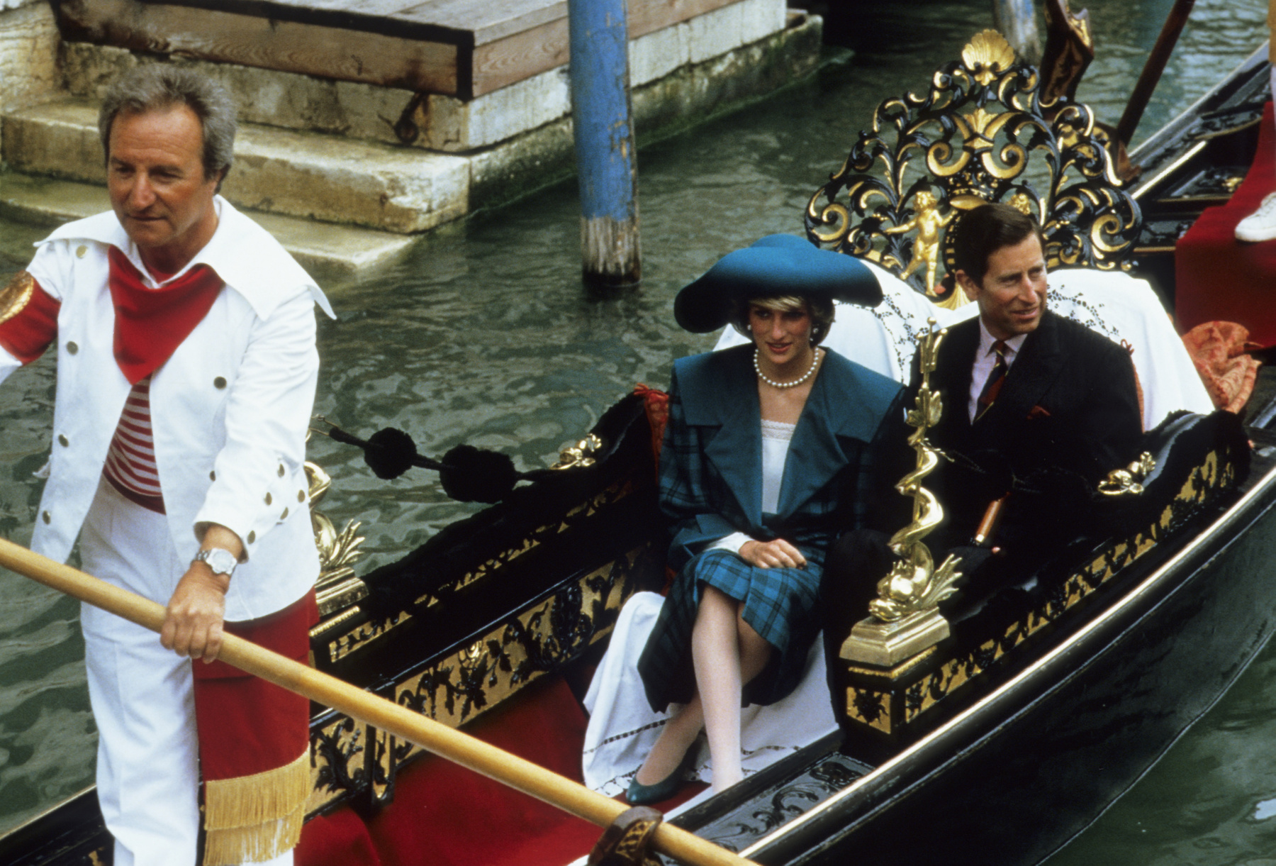 1997. augusztus 31. volt a végzetes nap. Az egész világ gyászba borult. Károly, Harry és Vilmos nézik a gyászolók által a Kensington palota előtt hagyott virágcsokrokat. 
