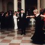 1985. november 9-én Diana John Travoltával perdült táncra, Ronald és Nancy Reagan szeme láttára. Az éjkék estélyit Victor Edelstein tervezte. Az akkor 24 éves hercegnő ruháját 2013-ban 240 ezer forntért árverezték el.