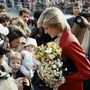 Diana és a divat: egy Jasper Conran kosztümben látogatja meg 1983 októberében Brixtont.