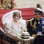  1981. július 29.: Diana és Károly hintóval hagyják el a Szent Pál Székesegyházat esküvőjük után. 
Az álomesküvőt körülbelül 750 millió ember követte a tévében!
