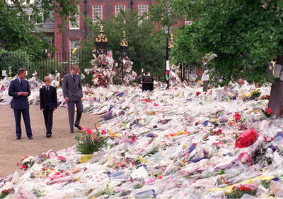 1997. augusztus 31. volt a végzetes nap. Az egész világ gyászba borult. Károly, Harry és Vilmos nézik a gyászolók által a Kensington palota előtt hagyott virágcsokrokat. 