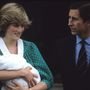1982. július 22-én megszületik Vilmos herceg, akit Diana a szokásoknak megfelelően még aznap bemutat a nagyközönségnek. Mostanság ilyesmit Katalintól láttunk, aki anyósa  előtt tisztelgett György herceggel.