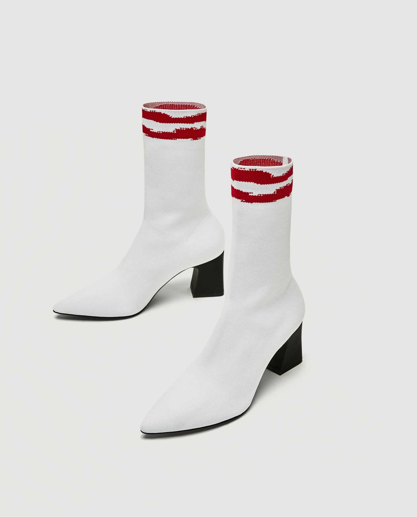 A hazánkban több helyen is elérhető Cin Cin Amica 5990 forintra árazta be a fehér talpat kapott zokni csukát.