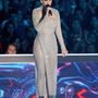 Katy Perry ebben az áttetsző ezüst ruhában lépett színpadra a VMA-n.