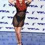 Justina Valentine énekesnő a celebnők egyik új kedvenc márkájától, a Fashion Novától választotta ezt a Chill feliratos “pólóruhát”.