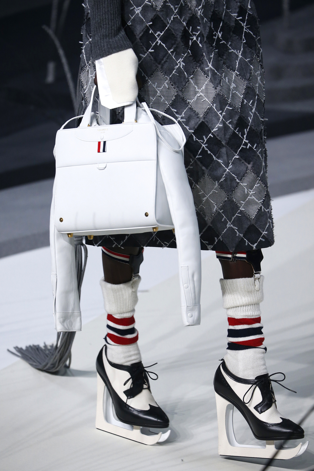 Fűzős Dior csizma és piros csíkos Gucci zokni a Sydney-i divathéten.

