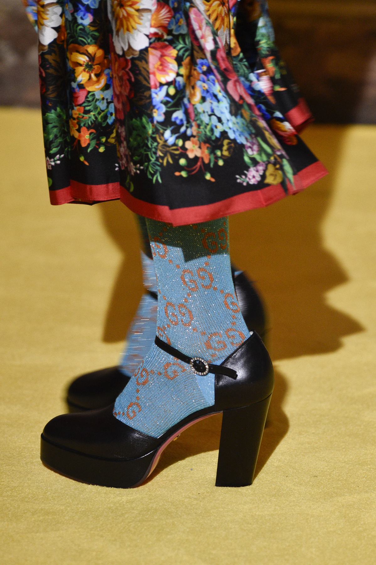 Fűzős Dior csizma és piros csíkos Gucci zokni a Sydney-i divathéten.

